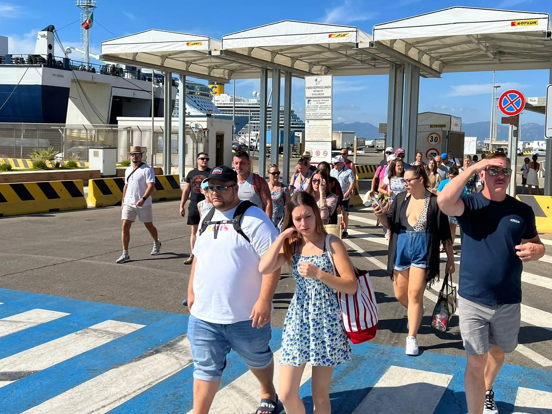 Crocieristi in arrivo a Cagliari (L'Unione Sarda)