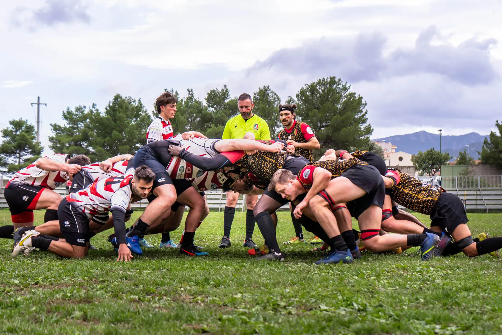 Una mischia in un precedente match dell'Amatori Capoterra (foto concessa)