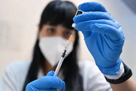 Un'infermiera al lavoro in occasione dell'apertura del nuovo hub per le vaccinazioni anti Covid in occasione dell' “Open night over 18” presso la Nuvola Lavazza, Torino, 25 giugno 2021 ANSA/ ALESSANDRIO DI MARCO