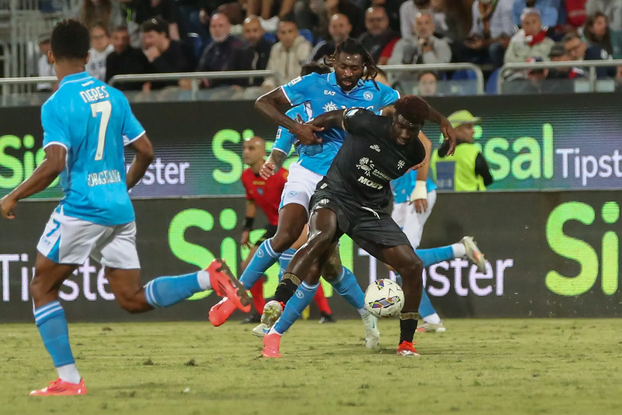 Michel Adopo in Cagliari-Napoli del girone d'andata di Serie A (foto Fabio Murru)