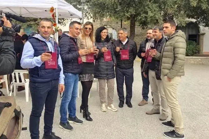 Il brindisi di inaugurazione