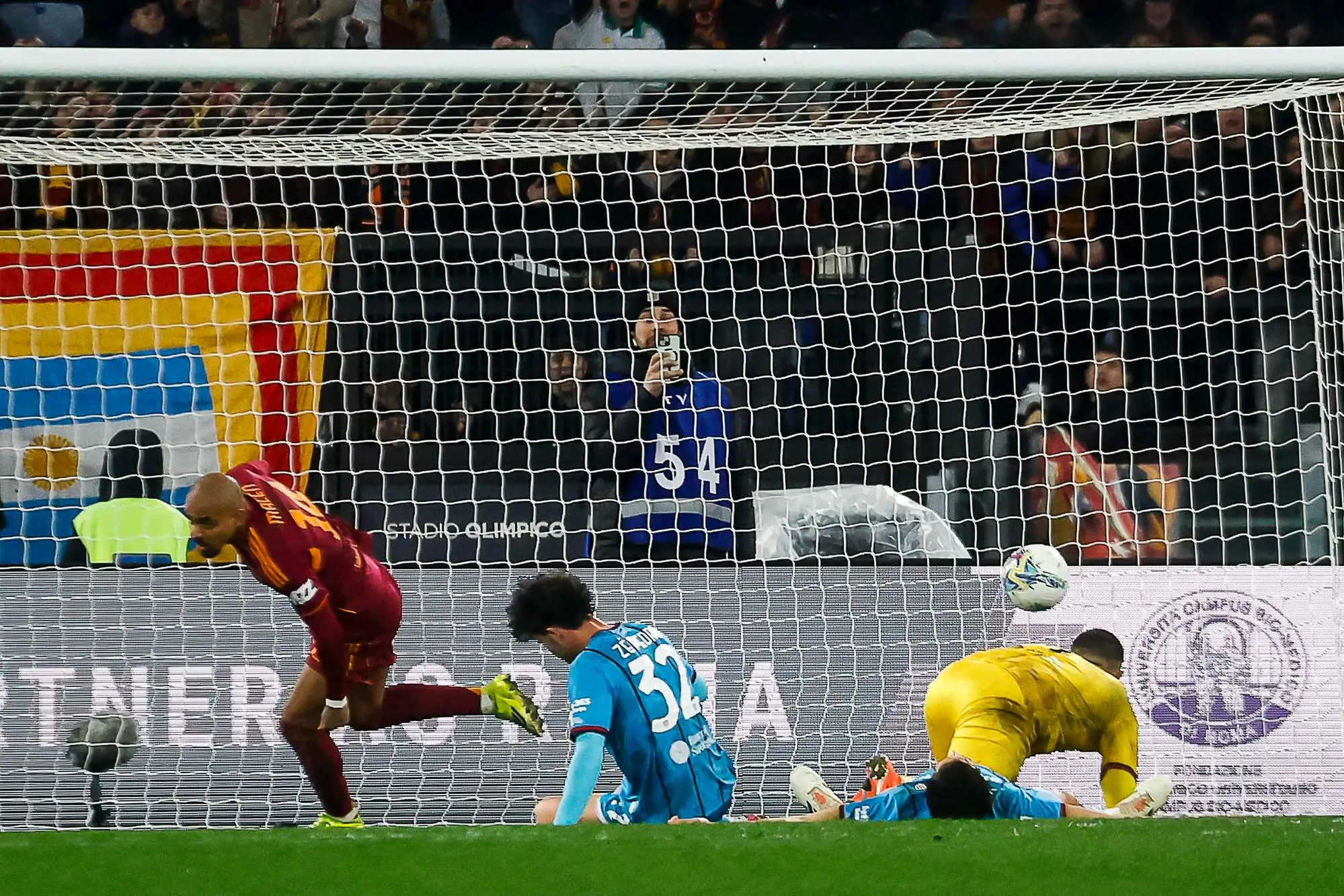 La deviazione di Donyell Malen valsa il 2-0 di Roma-Cagliari (foto Ansa)