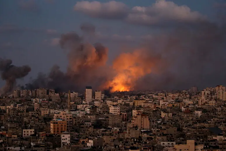 Bombardamenti su Gaza (foto Ansa)