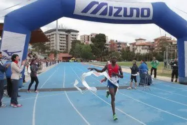 Il keniano Abraham Kipkemei taglia il traguardo
