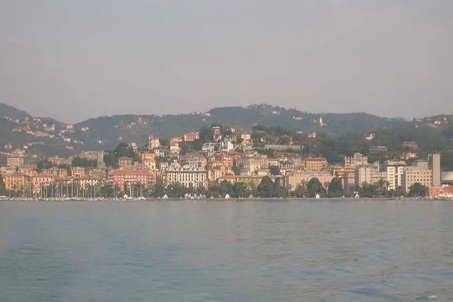 La città di La Spezia vista dal mare (fonte Wikipedia)