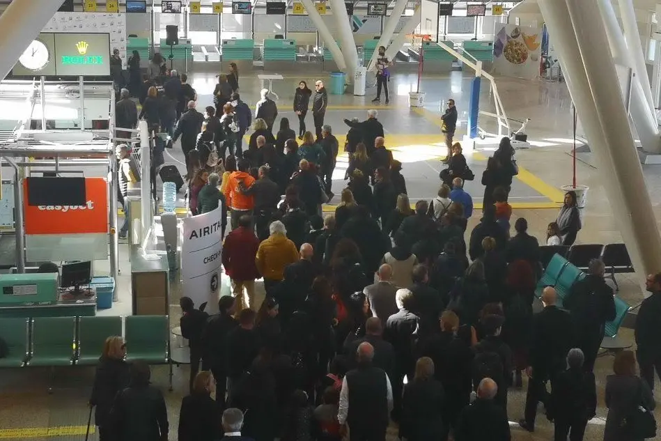 Il corteo silenzioso dei dipendenti di Air Italy (Ansa - Sias)