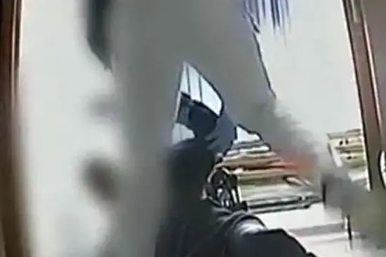 Un frame del video che documenta le violenze