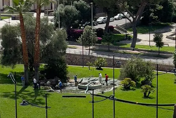 Gli operai riparano la piazza danneggiata. (Foto Scano)