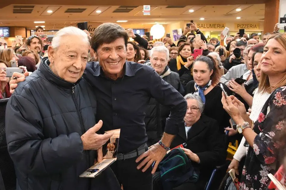 Gianni Morandi sommerso dai fan
