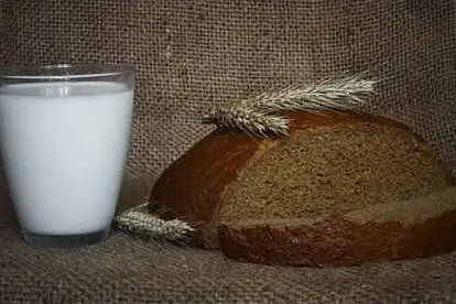 Pane e latte: alimenti insostibuibili da non sprecare (Pixabay)