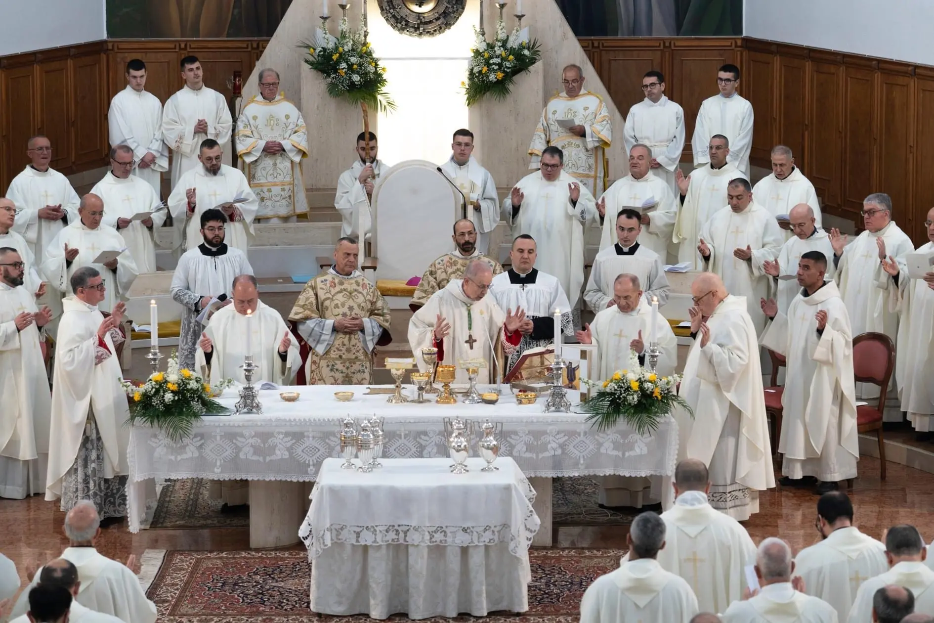 Una recente celebrazione del clero di Lanusei presieduta dal vescovo Antonello Mura (foto Ogliastra web)