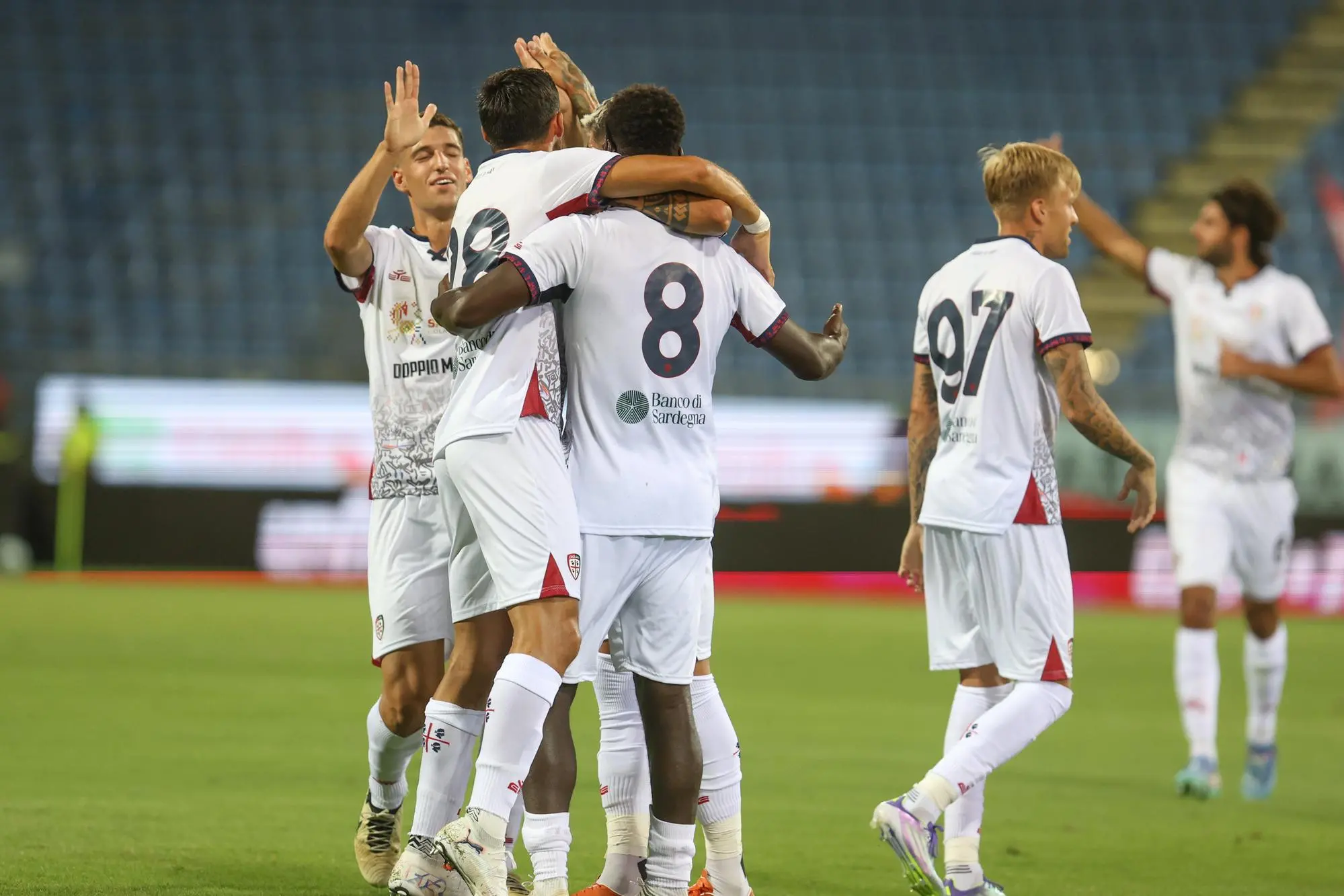 L'esultanza per il gol di Michel Adopo, che ha deciso Cagliari-Saint Étienne (foto Fabio Murru)