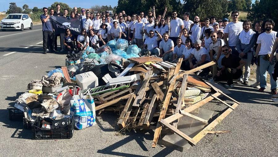 Pneumatici, scaldabagni e lavandini: lavoratori-volontari a caccia di rifiuti