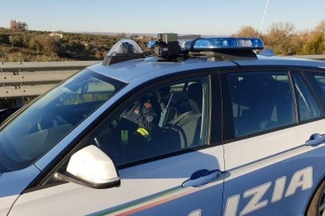 Si ferma ad aiutare un automobilista: poliziotto muore travolto a Torpè