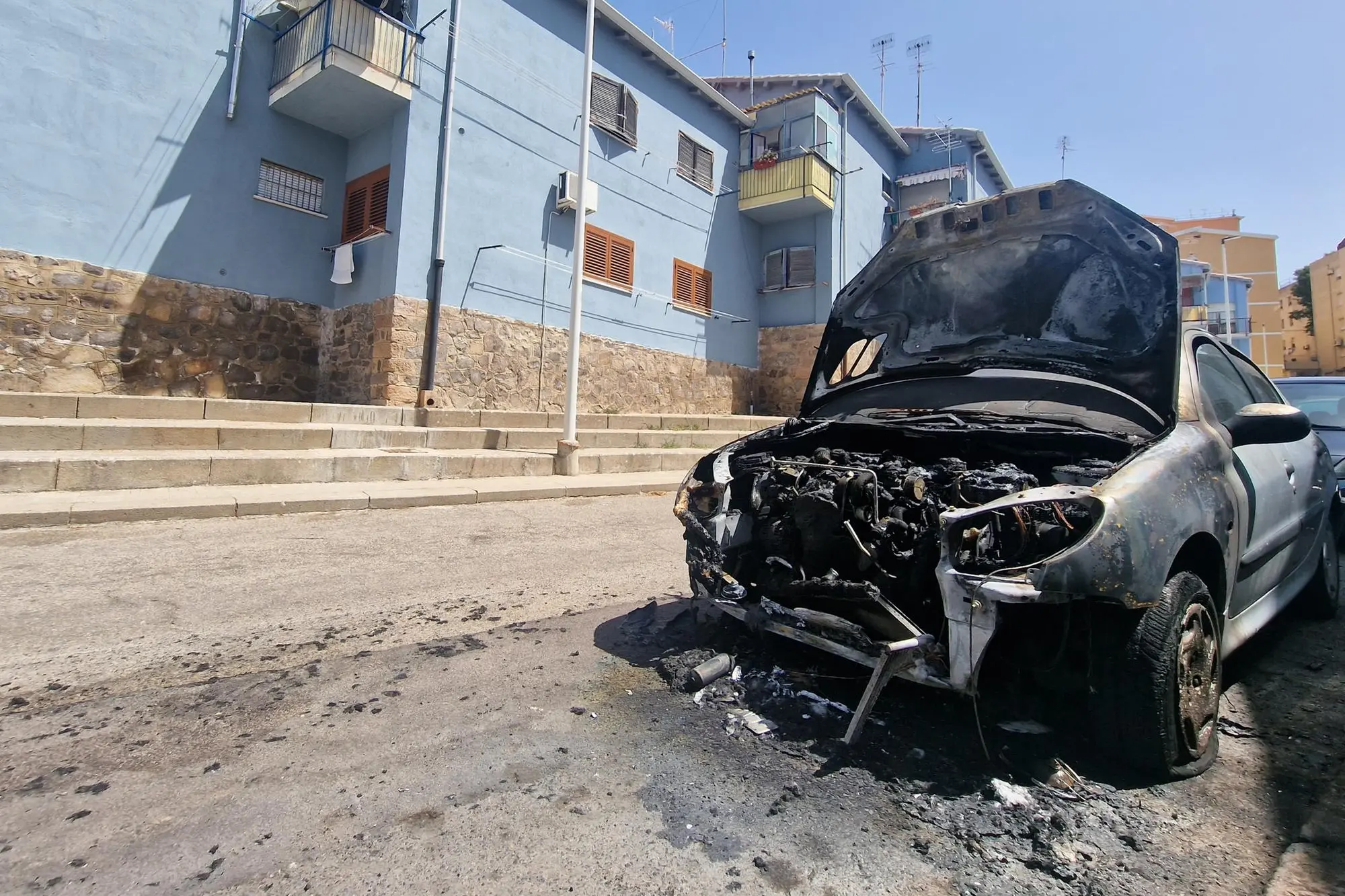 Sassari, l'auto bruciata in via Goceano (foto Floris)