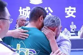 L'abbraccio tra padre e figlio (fermo immagine da Youtube)
