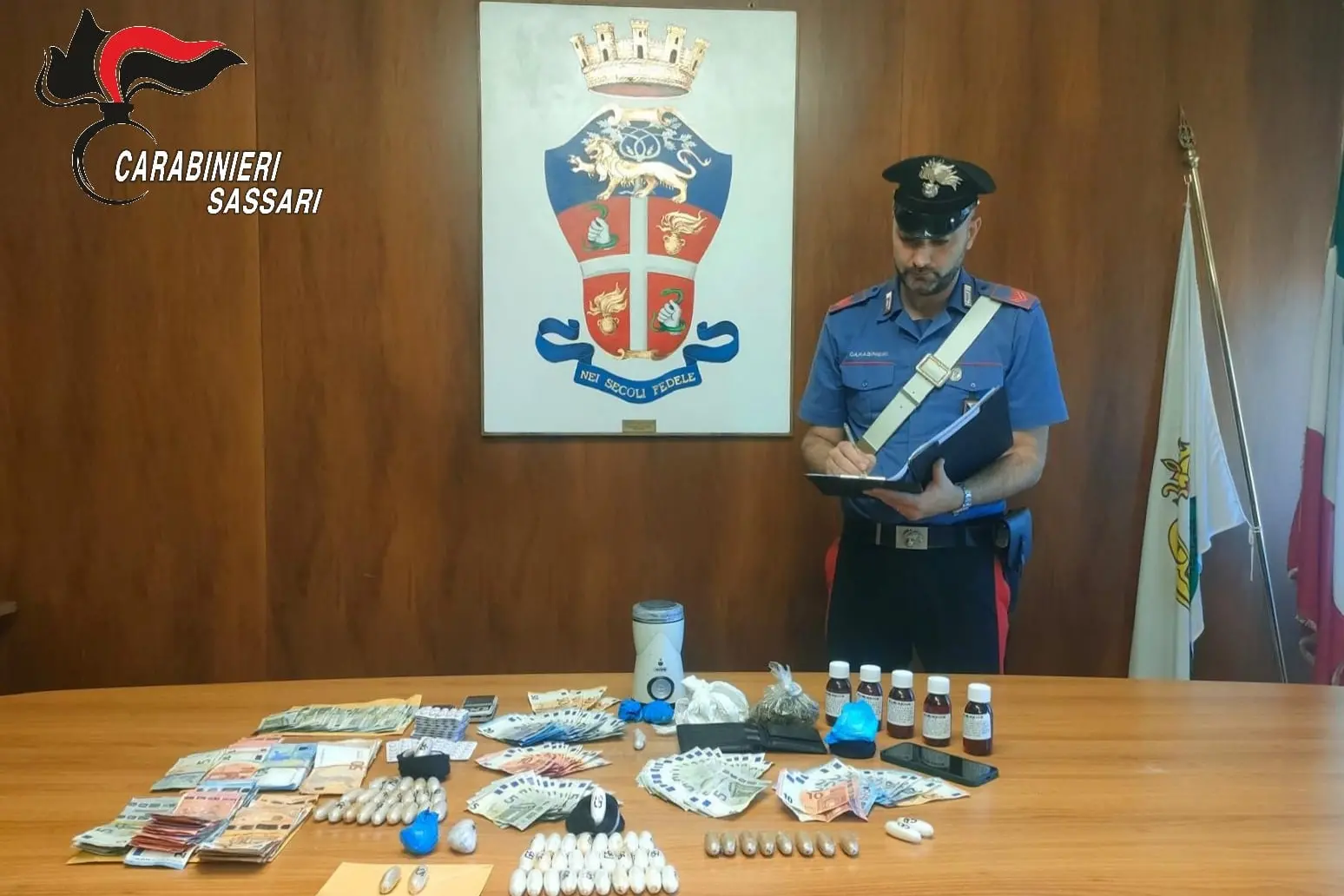 La droga e i materiali sequestrati dai carabinieri
