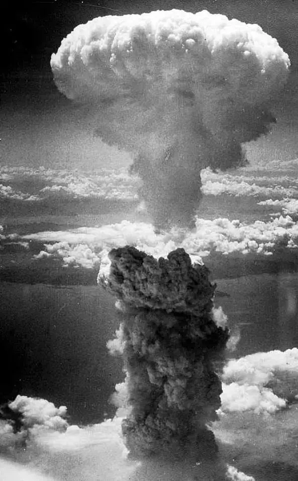 Il fungo della bomba atomica sganciata a Nagasaki