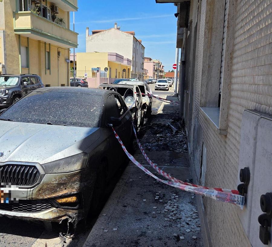 Tre auto incendiate e danni a una casa: inquilino intossicato