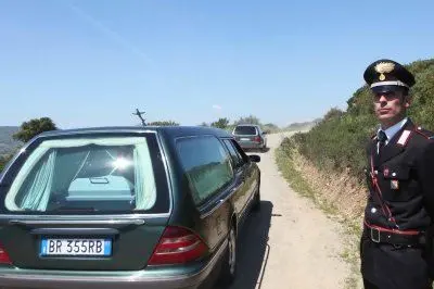 Le salme vengono portate via dal luogo del delitto - foto Ungari