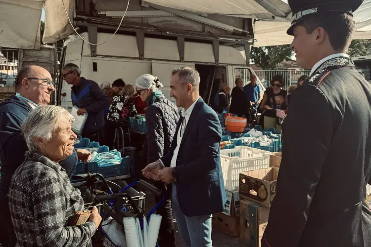 Il capitano Anelli in visita al mercato (foto Murgana)