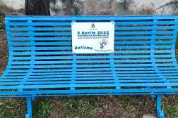 La panchina azzurra dedicata all'autismo (foto Serreli)