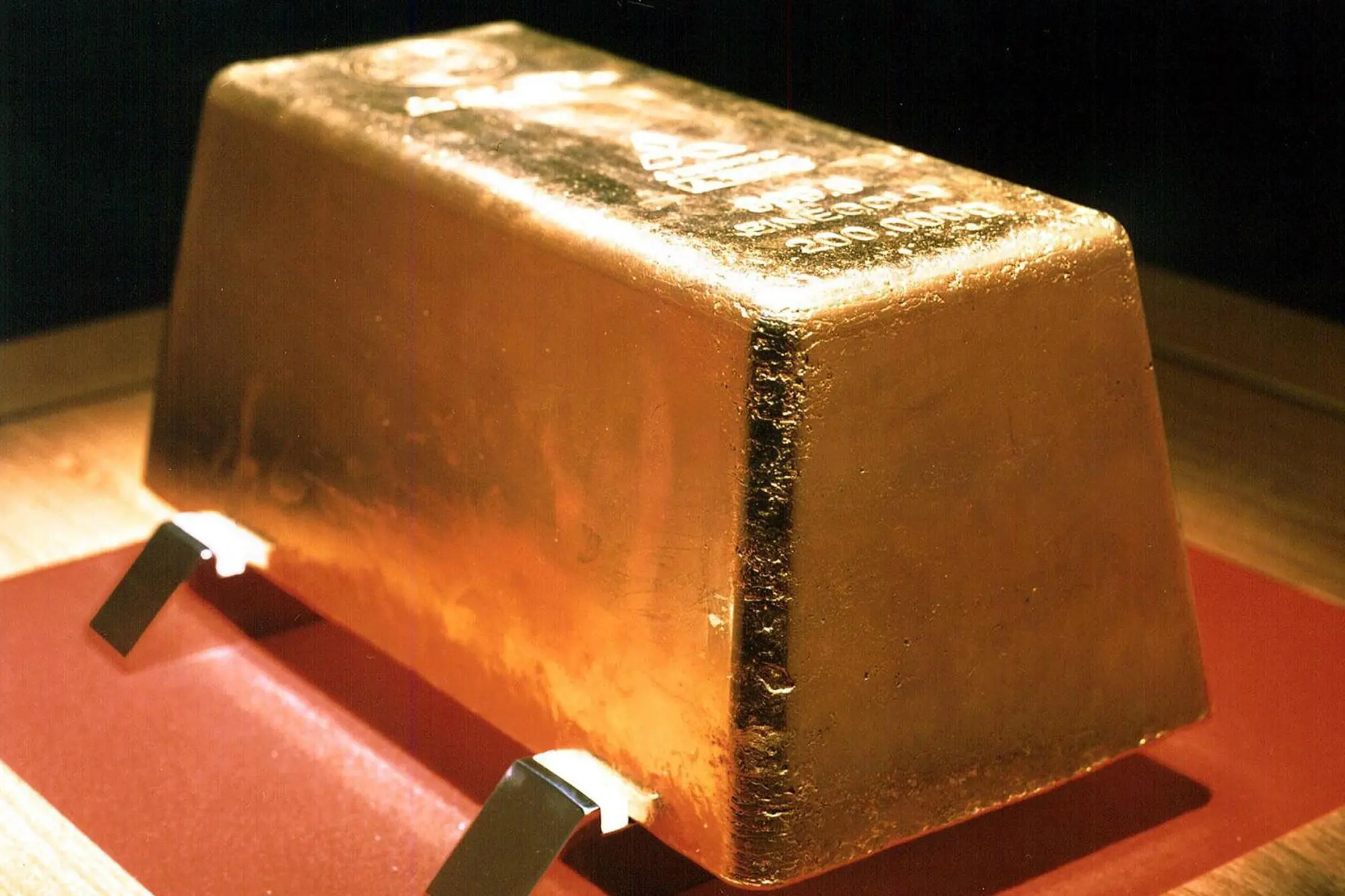 Un lingotto d'oro: il prezzo ha toccato il record storico di 2.135 dollari l'oncia il 4 dicembre (Ansa)