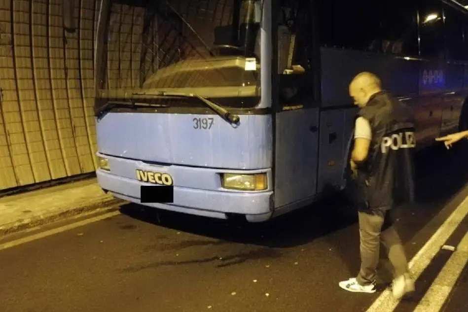Il pullman coinvolto nell'incidente (foto Fabio Ledda)