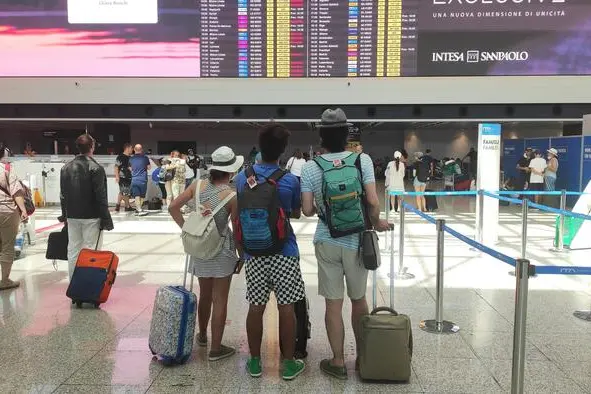 Viaggiatori in aeroporto (Ansa)