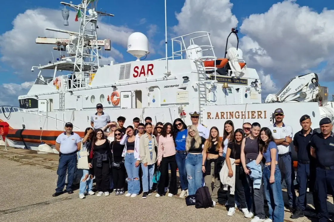 Gli studenti del liceo Alberti e l'equipaggio della “Roberto Aringhieri” davanti alla nave