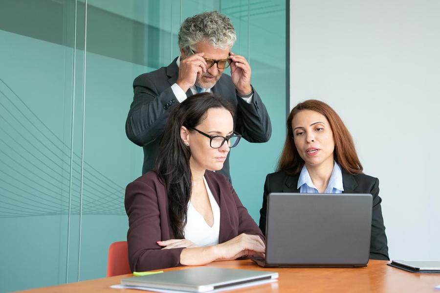 Stipendi bassi, ma non per tutti: gli aumenti per i manager sono 20 volte superiori a quelli dei dipendenti