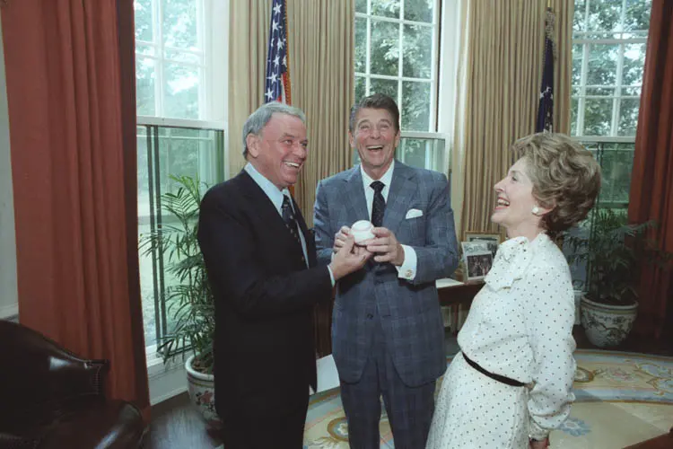 Sinatra insieme a Ronald e Nancy Reagan (foto Wikipedia)