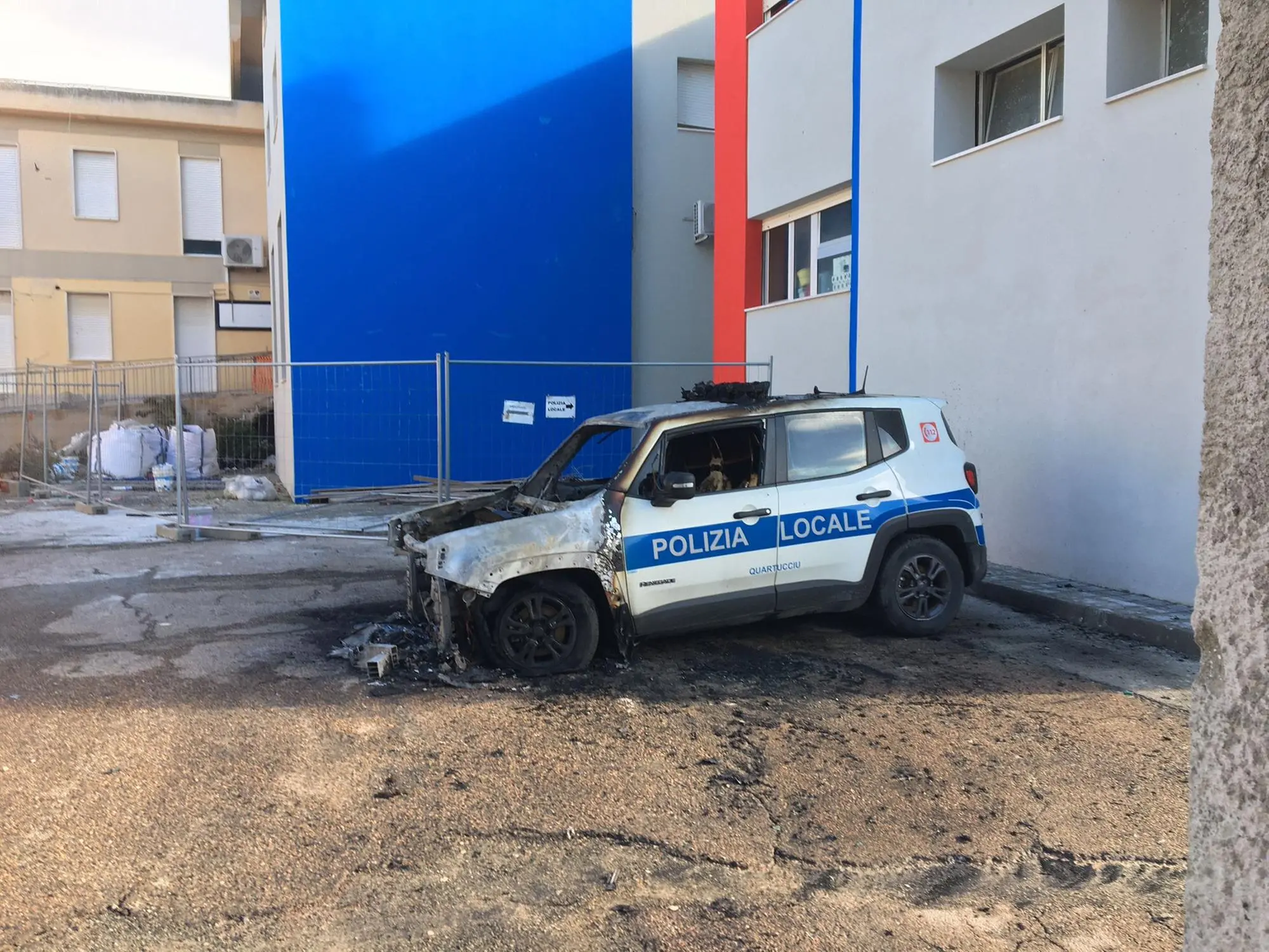 Una delle auto bruciate a Quartucciu (Foto Fr. Me.)