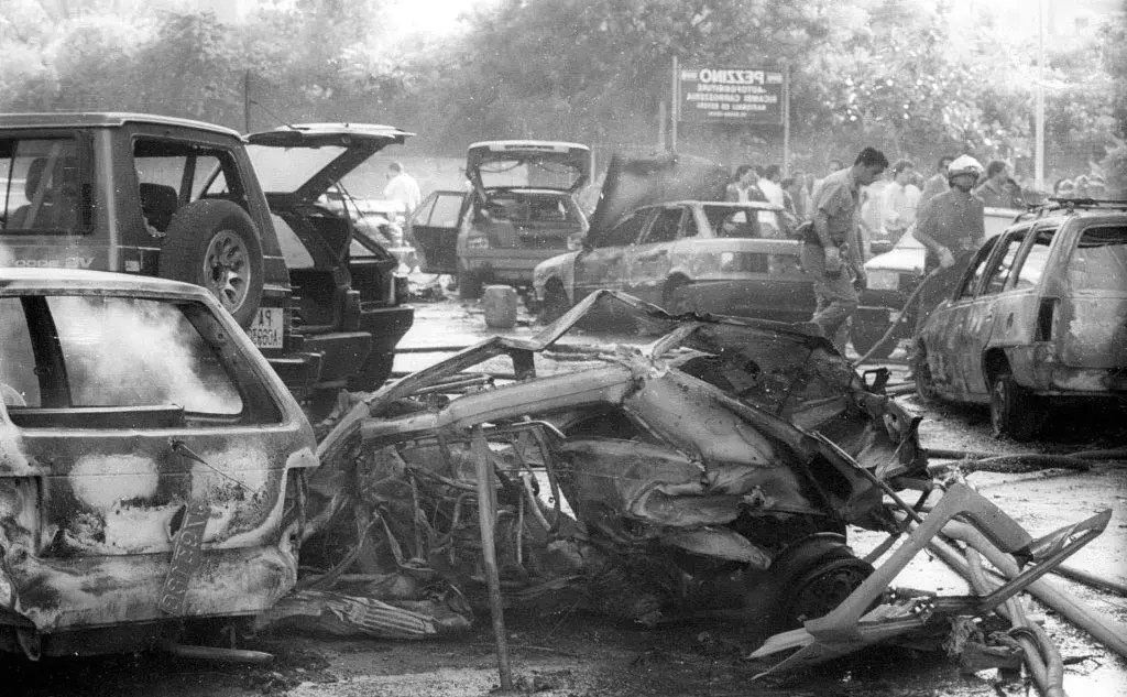Le auto distrutte dalla tremenda esplosione
