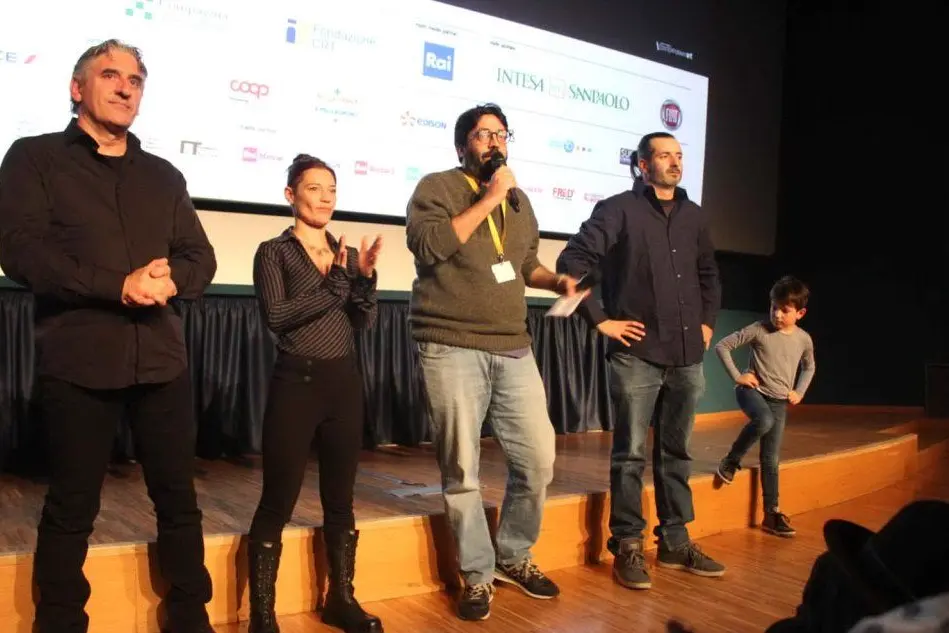 Parte del cast di "Ovunque proteggimi" di Bonifacio Angius, presentato al Torino Film Festival (foto del circolo sardo "Gramsci" di Torino)