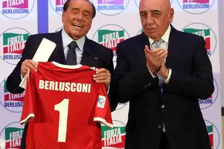 Il presidente di Forza Italia, Silvio Berlusconi, mostra la maglia del Monza con Adriano Galliani (D) a margine del suo intervento all'iniziativa organizzata da Mariastella Gelmini "IdeeItalia", Milano, 05 ottobre 2018. ANSA/MATTEO BAZZI