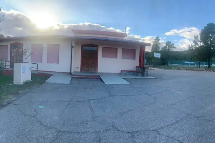 L'ingresso del campo sportivo a Castiadas (foto Agus)