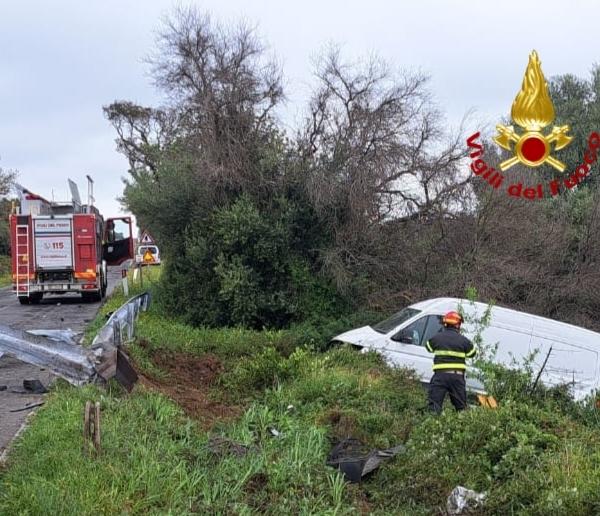 Furgone finisce fuori strada,  un ferito in codice rosso