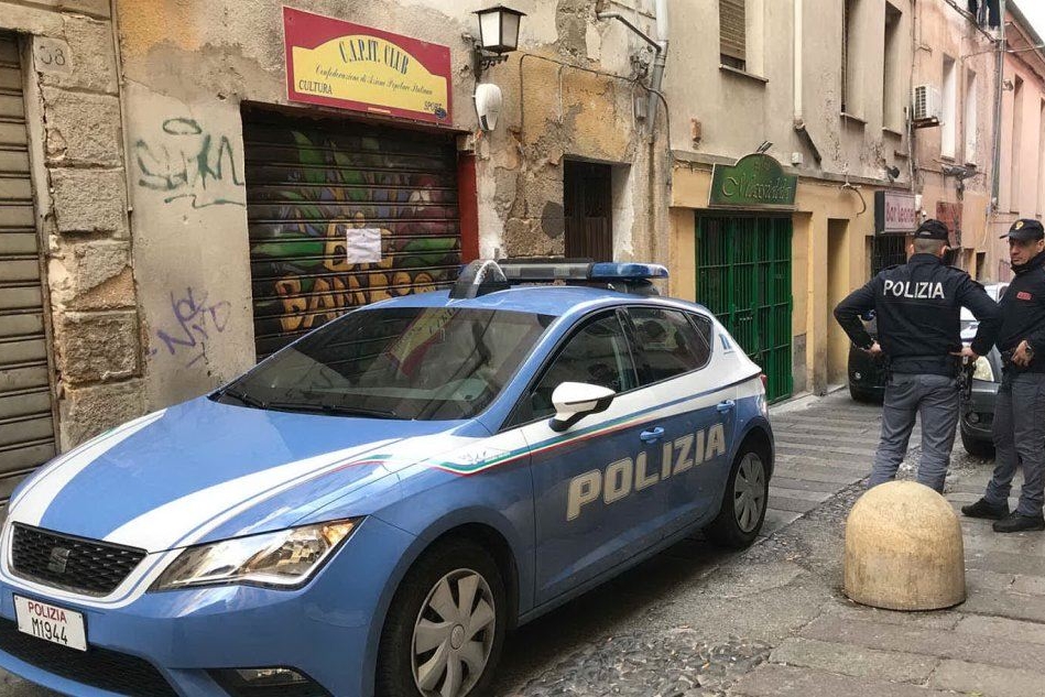 La polizia davanti al circolo privato (foto L'Unione Sarda/Calvi)