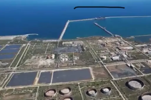 Area industriale Eni a Porto Torres (foto concessa)