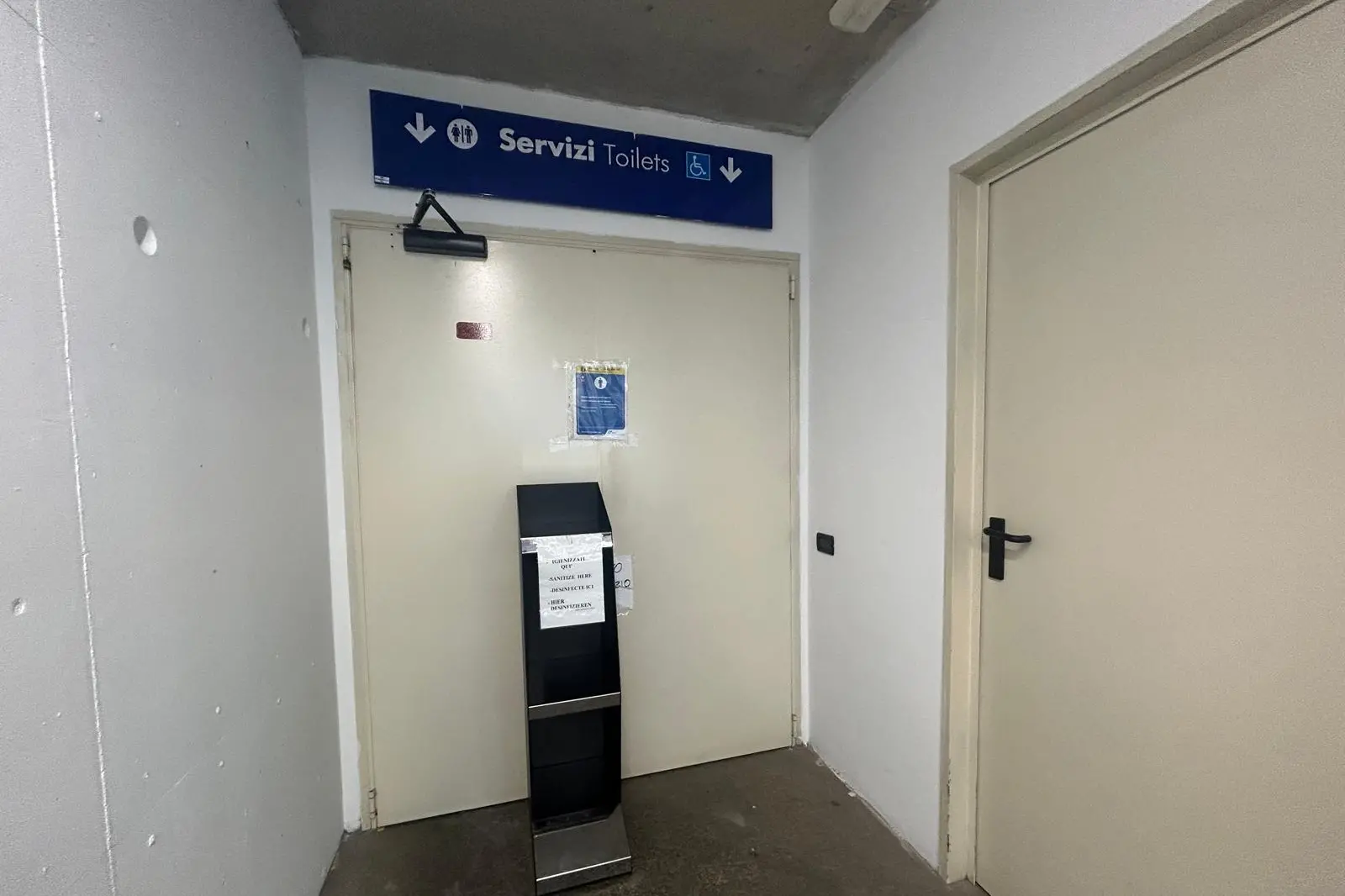 I bagni chiusi della stazione di Carbonia (Foto: Fabio Murru)