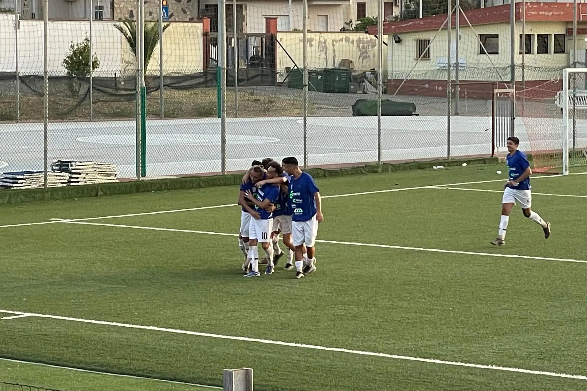 L'esultanza del Monastir per uno dei due gol di Mauro Ragatzu alla Gialeto in coppa: debutto in Promozione domenica con l'Arborea (foto Spignesi)