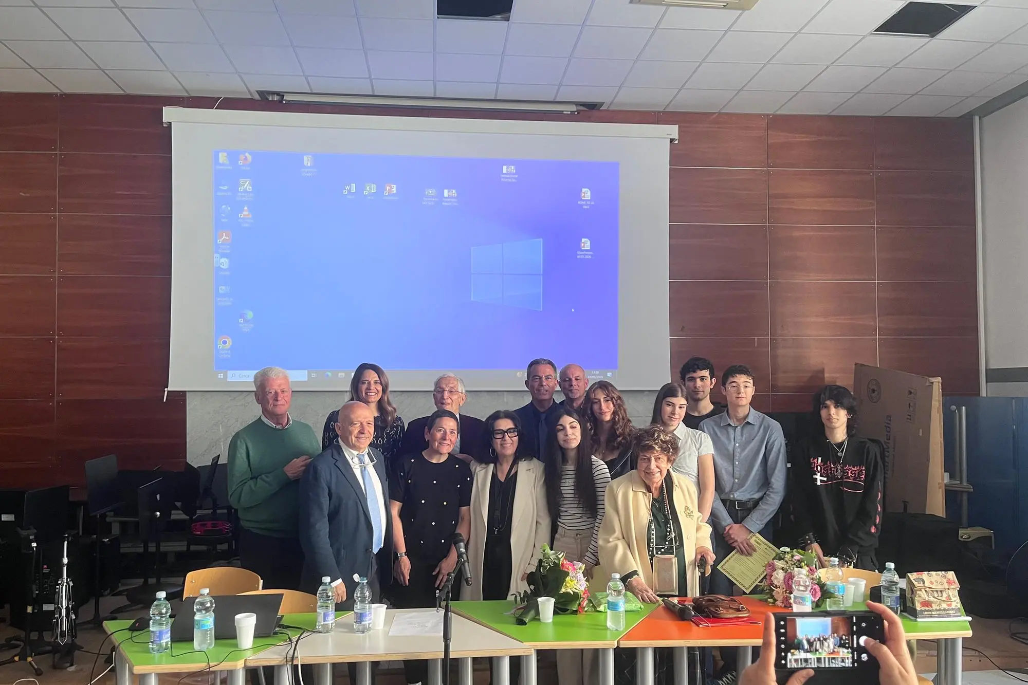 I vincitori con la famiglia Floris e i docenti