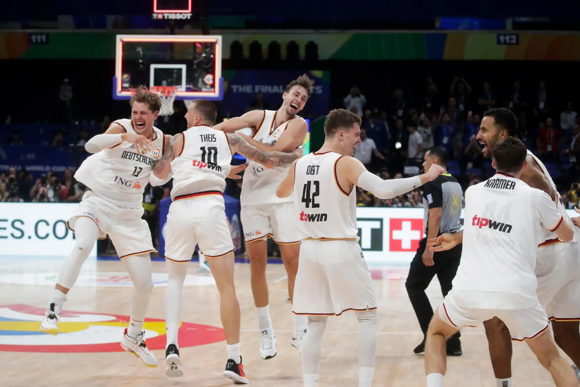 La Germania festeggia dopo la vittoria in finale contro la Serbia: i tedeschi sono campioni del mondi di basket (foto Ansa)