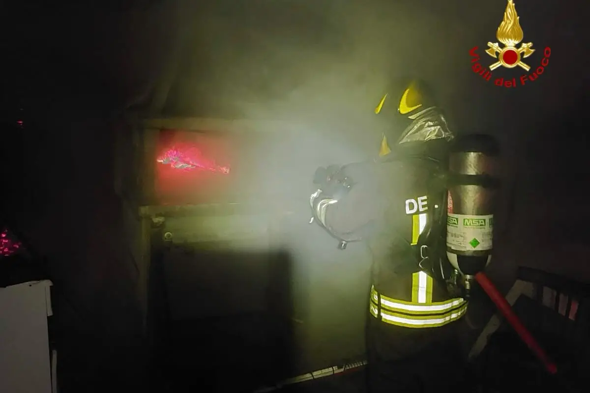 L'intervento dei vigili del fuoco ad Alghero (foto concessa)