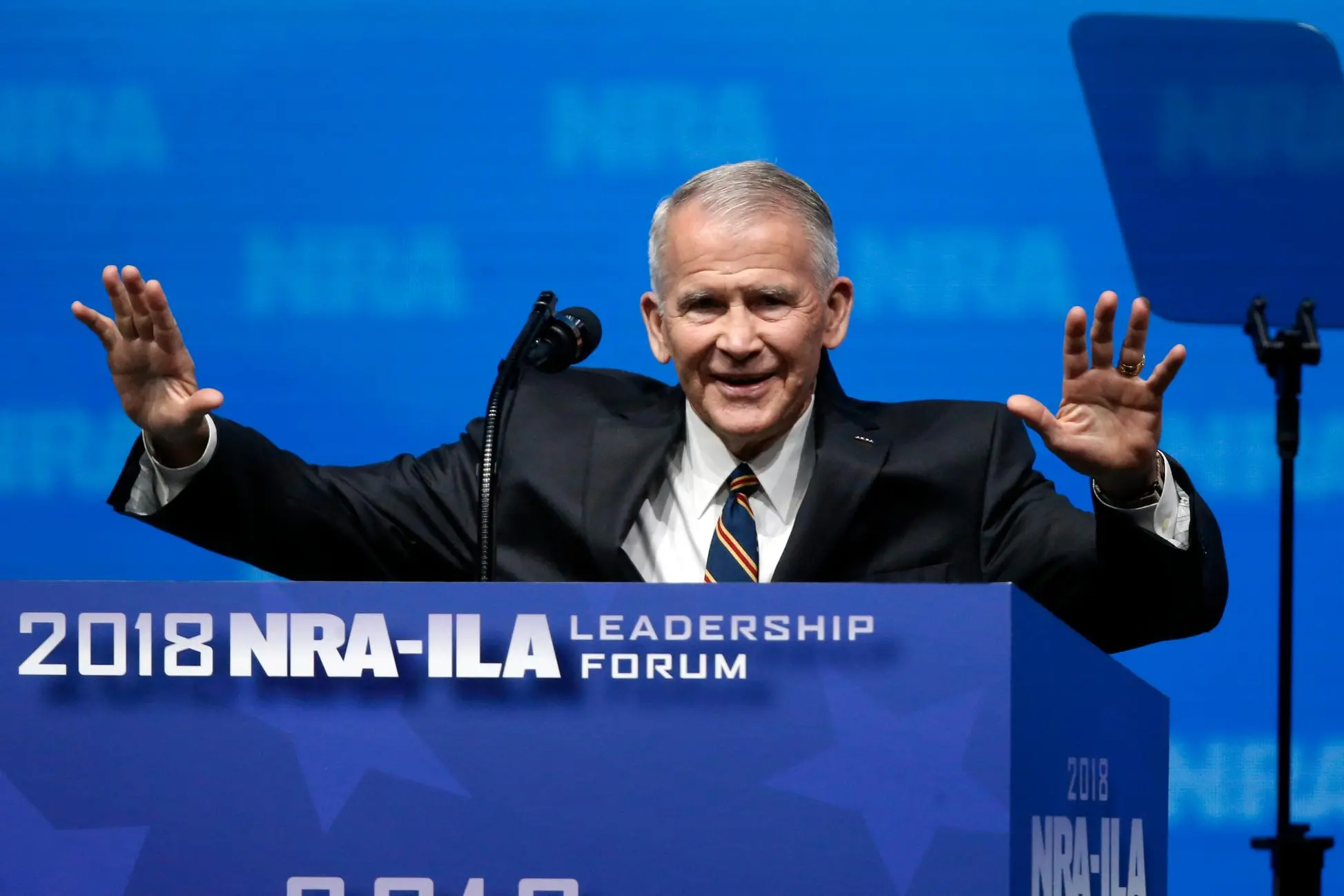 Una recente immagine di Oliver North alla convention di un'associazione per il libero uso delle armi