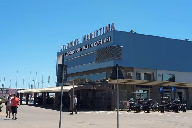 La stazione marittima a Cagliari (Ansa)