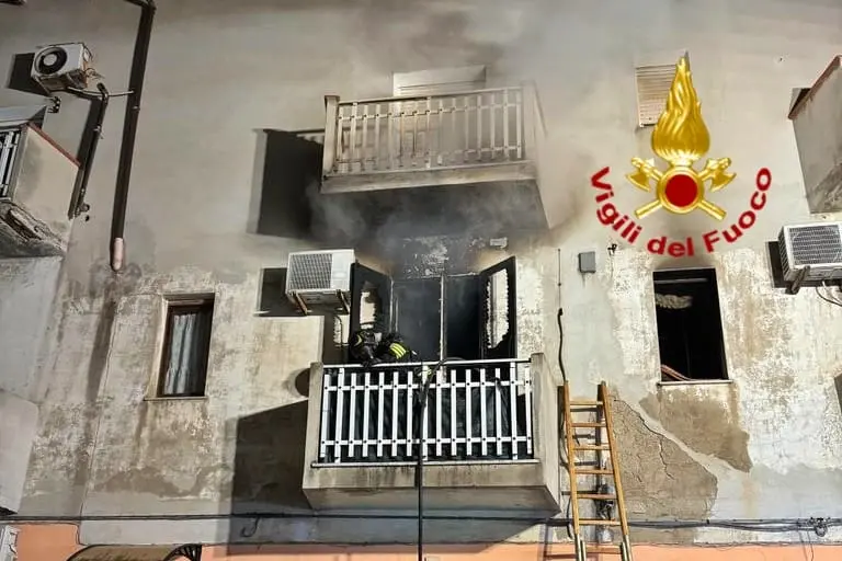 Sassari, incendio in un appartamento (foto vigili del fuoco)
