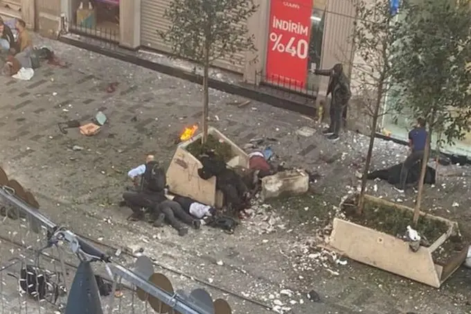 L'esplosione a Beyoğlu Istiklal Street (foto Twitter)