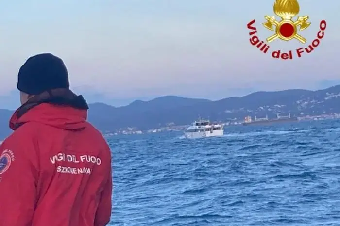 Il traghetto (foto vigili del fuoco via Ansa)
